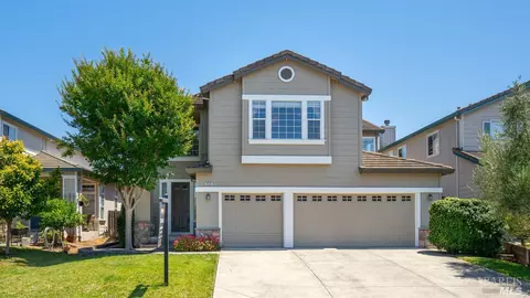 8030 Mammoth Dr, Rohnert Park, CA 94928