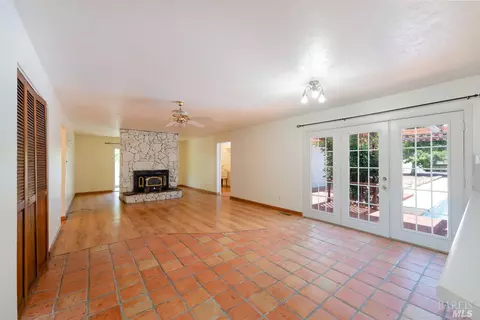 220 Gobalet Ln, Ukiah, CA 95482