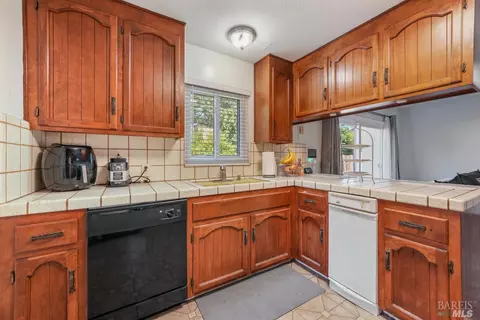 581 Lewis Ct, Fairfield, CA 94533 photo 17