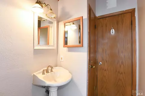 Bath - 17335 Vailetti Dr, Sonoma, CA 95476 photo 4 of 6
