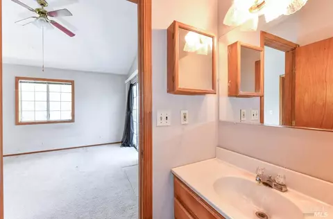 Bath - 17335 Vailetti Dr, Sonoma, CA 95476 photo 2 of 6