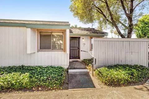 1708 Glenbrook Dr #F, Santa Rosa, CA 95401