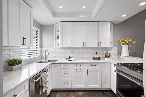 14 E Blossom Ct, Napa, CA 94558