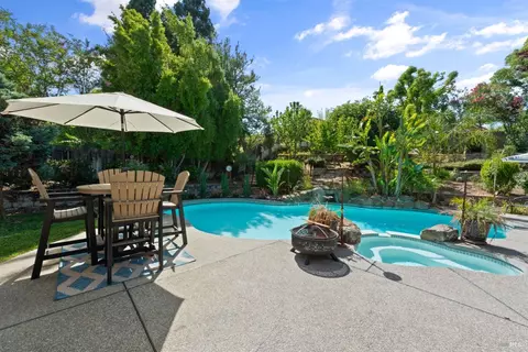 243 Shadowhawk Ct, Vacaville, CA 95688