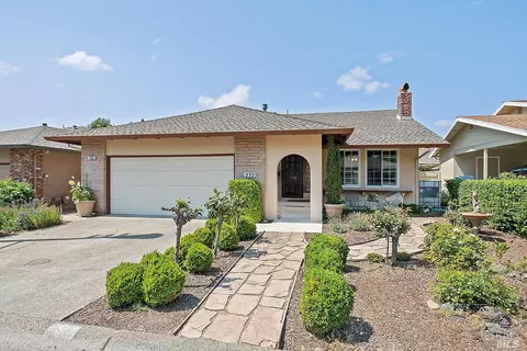 233 Orangewood Dr, Healdsburg, CA 95448