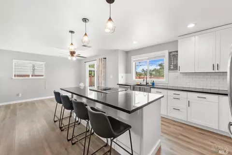 725 Lockwood Dr, Vallejo, CA 94591 photo 2