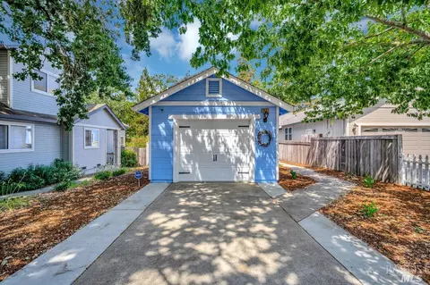 1827 Rhianna St, Santa Rosa, CA 95401