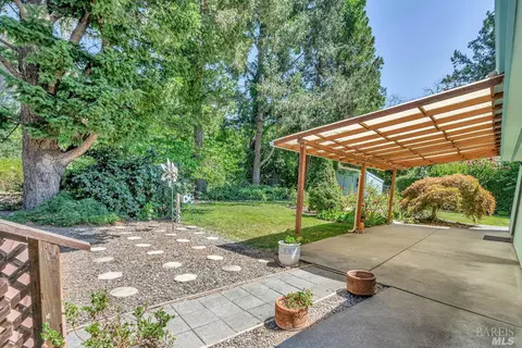 4936 Londonberry Dr, Santa Rosa, CA 95403