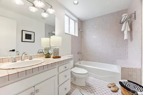 Bath - 509 Easterby St, Sausalito, CA 94965 photo 2 of 4