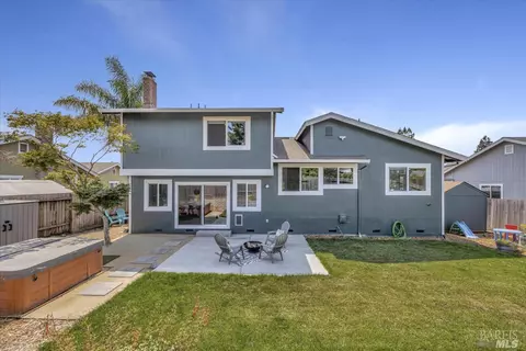 705 Bordeaux Dr, Petaluma, CA 94954