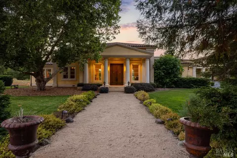 968 Chiquita Rd, Healdsburg, CA 95448