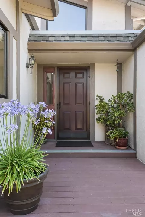 501 Marylyn Cir, Petaluma, CA 94954