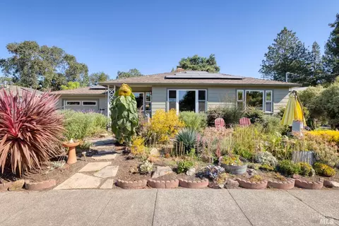 377 Major Dr, Santa Rosa, CA 95403