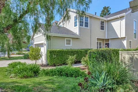 8 Lagoon Ct, San Rafael, CA 94903