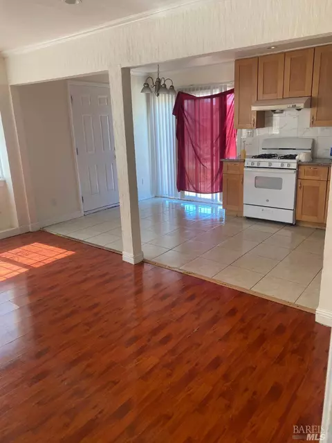 141 Muller St, Vallejo, CA 94590 photo 2