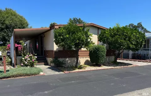 704 Sequoia St, Windsor, CA 95492
