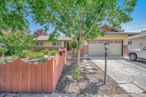 1266 Phyllis St, Santa Rosa, CA 95401