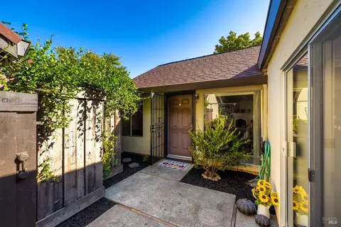 318 Acorn Ct, Vacaville, CA 95688