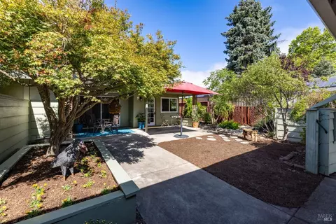 207 Mountain Vista Ln, Santa Rosa, CA 95409