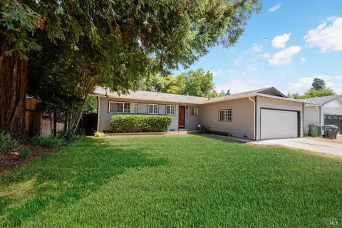 525 Oak Manor Dr, Ukiah, CA 95482