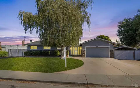 2330 Falcon Dr, Fairfield, CA 94533