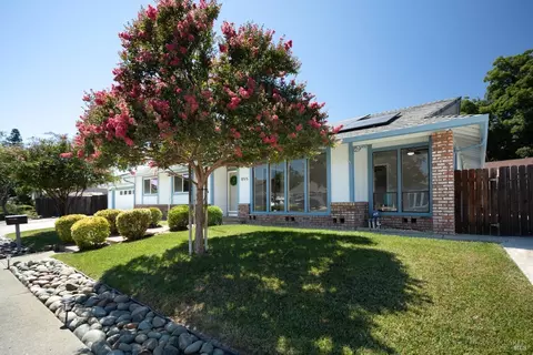 855 Merryfield Dr, Dixon, CA 95620