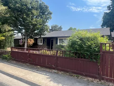 570 Powell Ave, Healdsburg, CA 95448