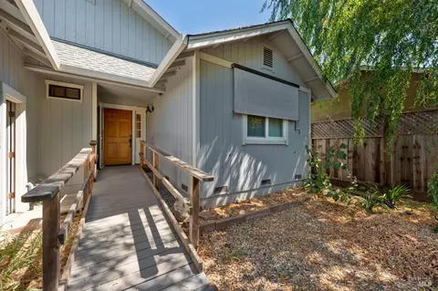 226 Brittain Ln, Santa Rosa, CA 95401