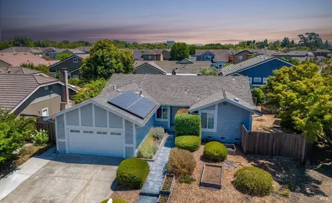 1068 Wren Dr, Petaluma, CA 94954