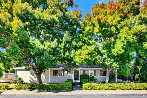 823 Scottsdale Dr, Vacaville, CA 95687