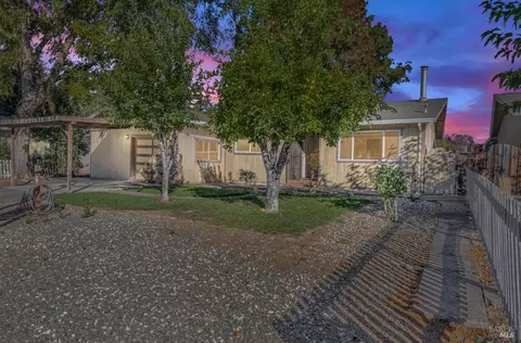 8470 Old Oak Rd, Windsor, CA 95492