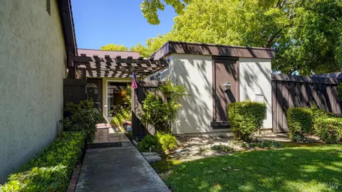 155 Fairoaks Dr, Vacaville, CA 95688