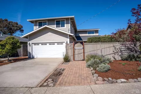 16 Estrada Ln, Corte Madera, CA 94925