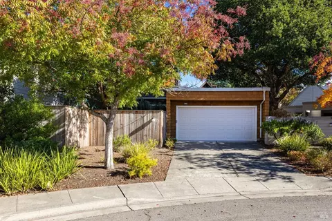 365 Buttercup Ct, Sonoma, CA 95476