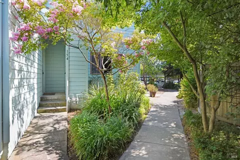 154 Courtyards E, Windsor, CA 95492