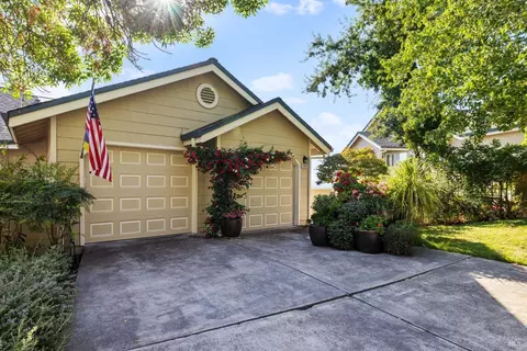 2005 Stonefield Ln, Santa Rosa, CA 95403