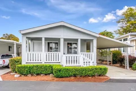 133 Candlewood Dr, Petaluma, CA 94954