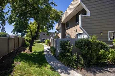 2103 W Steele Ln, Santa Rosa, CA 95403