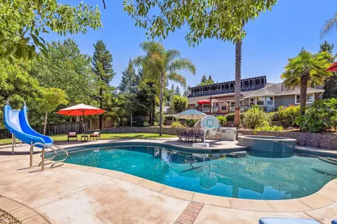472 Ronsheimer Rd, Penngrove, CA 94951