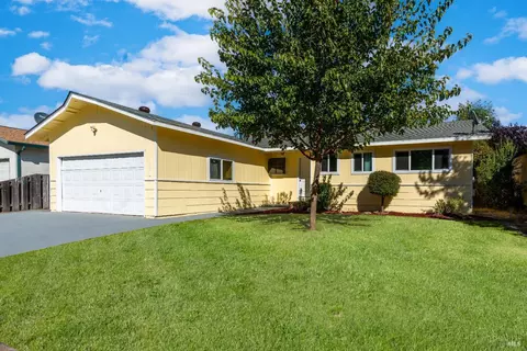 455 Oak Manor Dr, Ukiah, CA 95482