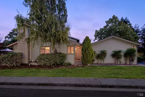 1904 Marylyn Cir, Petaluma, CA 94954