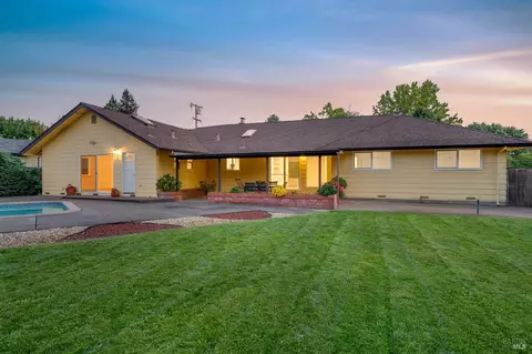 2351 Oak Knoll Dr, Santa Rosa, CA 95403