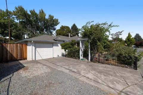 2513 Valley Center Dr, Santa Rosa, CA 95405