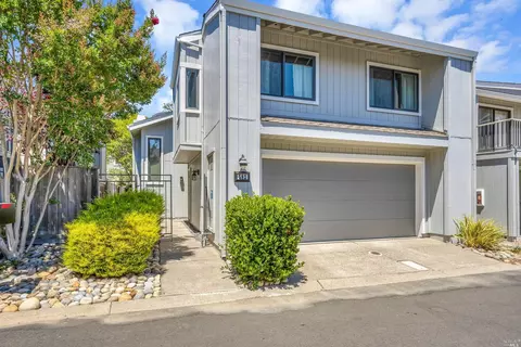 582 Rainbow Dr, Napa, CA 94558