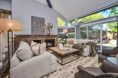 582 Rainbow Dr, Napa, CA 94558 photo 2