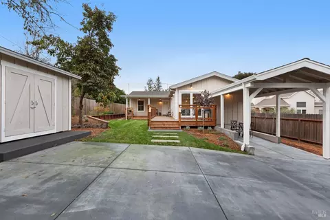 805 Cobbler Ln, Petaluma, CA 94952