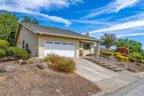 6461 Meadowridge Dr, Santa Rosa, CA 95409