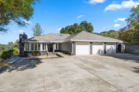 521 Vichy Hills Dr, Ukiah, CA 95482