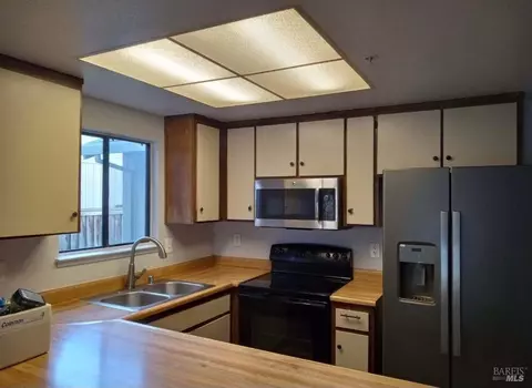 3 Blossom Ct E, Napa, CA 94558 photo 2