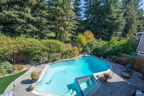 4320 Fairway Dr, Rohnert Park, CA 94928